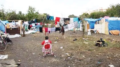 Români evacuaţi dintr-o tabără ilegală, construită pe un fost stadion londonez