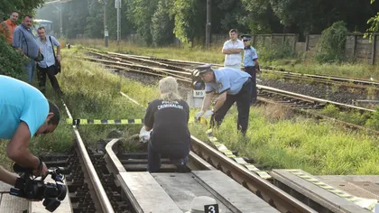 Un şofer a forţat trecerea la nivel de cale ferată şi a sfârşit spulberat de tren