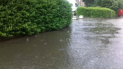 Ploaie torenţială în Zalău. Subsolurile unor imobile şi mai multe străzi au fost inundate