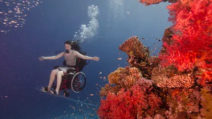 Balet subacvatic în scaun cu rotile: Cum şi-a transformat o britanică handicapul în artă  VIDEO
