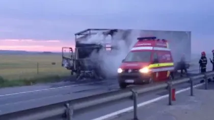 TIR, în flăcări pe Autostrada Bucureşti-Piteşti. Un şofer care a intervenit a fost rănit VIDEO
