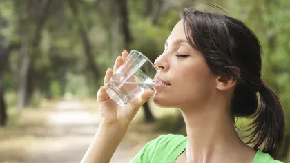 TRUCURI care te ajută să bei doi litri de apă pe zi