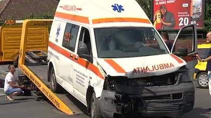 ACCIDENT GRAV în Sibiu. Un şofer care a trecut pe roşu s-a izbit violent de o ambulanţă VIDEO
