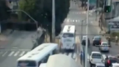 Accident incredibil filmat în Brazilia: Un TREN a intrat într-un autobuz VIDEO