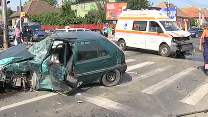 Accident cu o ambulanţă, în Botoşani, după ce un şofer nu a acordat prioritate