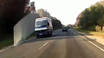 Accident şocant în Ucraina: Un microbuz de pasageri, lovit din plin pe contrasens VIDEO