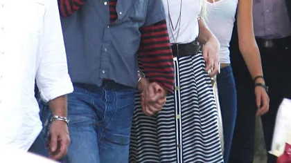 Johnny Depp îşi arată sentimentele faţă de noua iubită în public FOTO