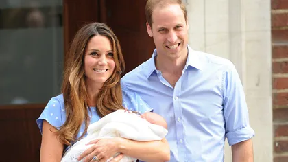 Primele imagini cu bebeluşul lui Kate şi William. Ducesa şi prinţul au părăsit maternitatea VIDEO