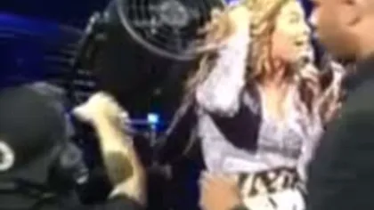 Accident pe scenă: Beyonce şi-a prins părul într-un ventilator VIDEO