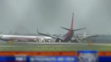 Panică pe aeroport la New York. Un avion s-a PRĂBUŞIT la aterizare, 10 pasageri au fost răniţi VIDEO