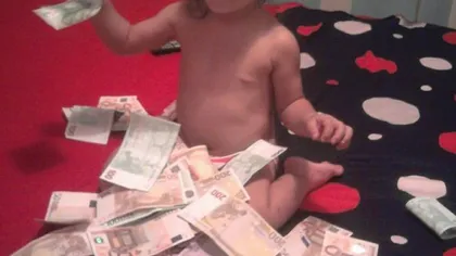 O fetiţă de doi ani a fost acoperită de părinţi cu euro FOTO