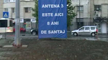 Banner împotriva Antenelor, amplasat în apropierea DNA