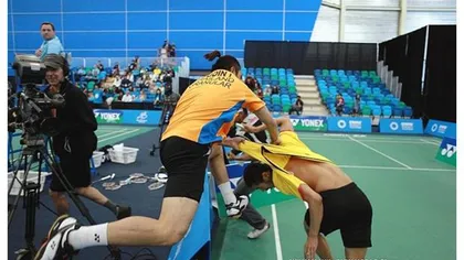 Bătaie în finală, la badminton. Un thailandez şi-a jucat în picioare fostul partener de dublu VIDEO