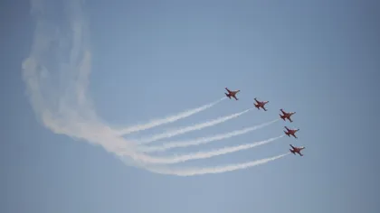 Acrobaţii cu planorul, paraşutişti şi zboruri în formaţie la BIAS 2013 VIDEO