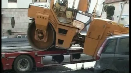 Dorel şi-a luat buldozer şi a făcut prăpăd într-o parcare din Braşov VIDEO