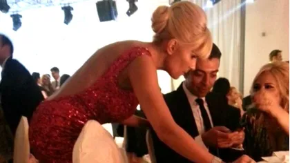 Elena Udrea, bombă-sexy într-o rochie roşie cu spatele gol la nunta Robertei Anastase FOTO