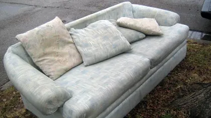 Un bărbat a rămas MUT DE UIMIRE când a vrut să cureţe o canapea luată de la un târg de vechituri