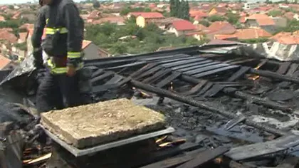 Panică într-un cartier din Arad, după ce acoperişul unui bloc a fost cuprins de flăcări VIDEO