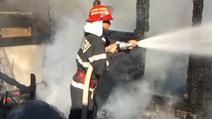 Incendiu puternic în Bacău. Mai multe imobile au luat foc în urma unui scurt circuit