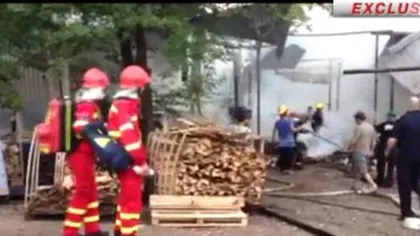 Incendiu de proporţii în Argeş. O fabrică de cherestea a fost cuprinsă de flăcări