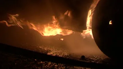 O maşină, mistuită de flăcări, după ce a luat foc în timpul mersului VIDEO