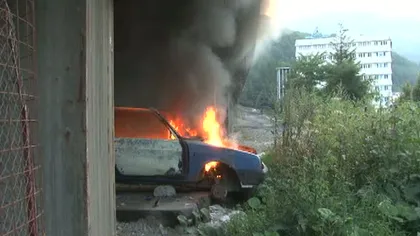 O femeie din Sinaia şi-a incendiat maşina pentru a o duce la fier vechi