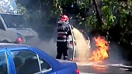 O maşină a luat foc într-o parcare din Oradea VIDEO