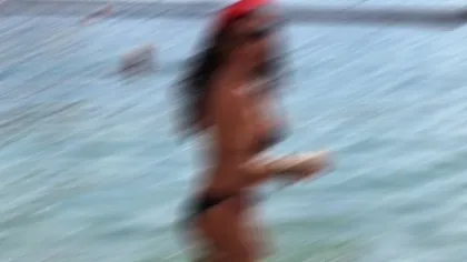 O vedetă autohtonă şi-a arătat FORMELE SEXY, bucuroasă că nu sunt şi alte românce la plajă FOTO