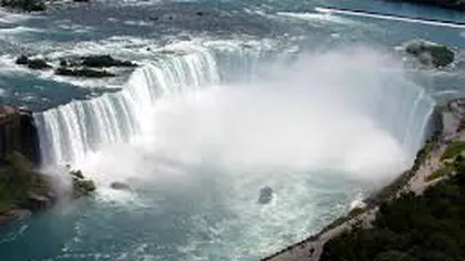 Cascada Niagara, iluminată în albastru cu ocaza naşterii copilului regal