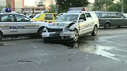 Accident spectaculos în Bucureşti. O maşină a Poliţiei a lovit o Dacia VIDEO