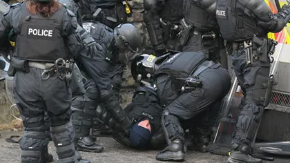 Zeci de poliţişti au fost răniţi la Belfast, în confruntări cu protestatari loialişti