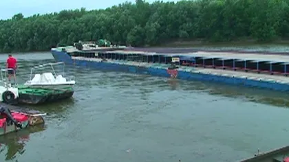 Zece ambarcaţiuni şi două pontoane, avariate de o barjă în Portul Călăraşi