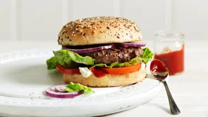 Primul hamburger artificial din lume ajunge în farfurie. O porţie e un 