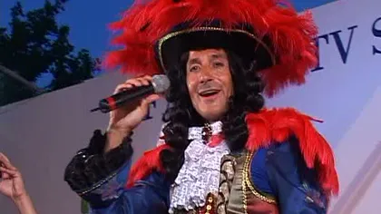 Mazăre, costumat în Ludovic al XIV-lea, cu perucă şi pantofi cu toc, a deschis carnavalul din Mamaia