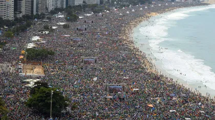 Fotografia zilei: Milioane de oameni pe plaja din Rio, pentru a-l asculta pe Papă FOTO