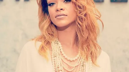 Rihanna ŞOCHEAZĂ din nou. Uite ce accesoriu BIZAR şi-a pus pe dinţi FOTO