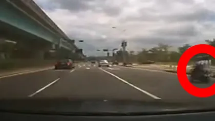 Accident MACABRU: Doi SCUTERIŞTI au fost spulberaţi de o maşină VIDEO