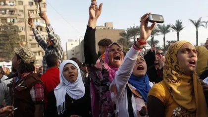 O ziaristă de 22 de ani din Olanda a fost VIOLATĂ în grup, în Piaţa Tahrir