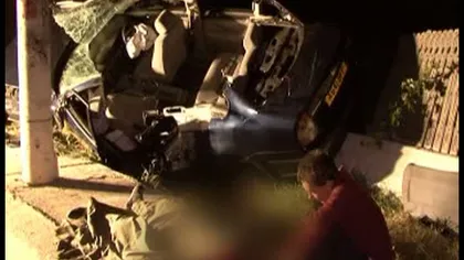 TRAGIC Un şofer beat şi-a omorât prietenul, după ce a intrat cu maşina într-un cap de pod VIDEO