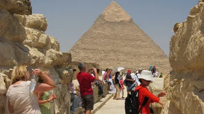 MAE către turiştii români: Reprogramaţi sejururile în Egipt. Operatorii să nu rişte viaţa oamenilor
