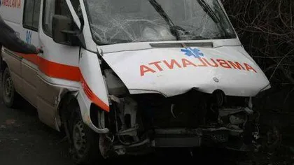 Ambulanţă implicată într-un accident rutier. O asistentă a fost rănită