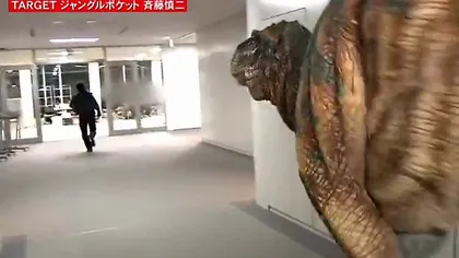 O farsă desprinsă din filmele SF: Cum reacţionează un japonez când se întâlneşte cu un dinozaur VIDEO