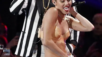 Miley Cyrus a oripilat lumea la MTV VMA: A apărut pe scenă doar în chiloţi şi sutien VIDEO