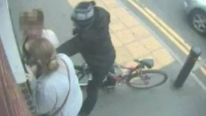 Un hoţ din Marea Britanie, bătut de două tinere VIDEO