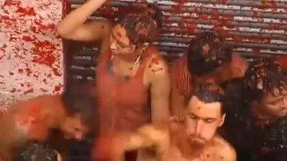 Zeci de mii de oameni s-au bătut cu roşii, într-un oraş din Spania VIDEO