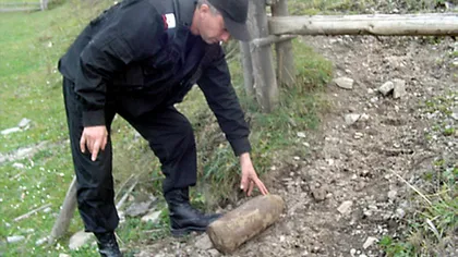 Două BOMBE în stare de funcţionare, descoperite de doi copii într-un râu din Bacău