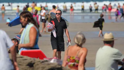 Premierul Marii Britanii, ars de soare pe plajă. Imagini cu David Cameron la bustul gol