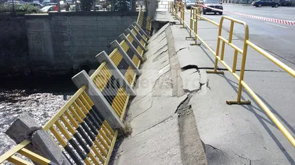 Cluj: O porţiune din trotuarul unui pod peste Someş s-a surpat