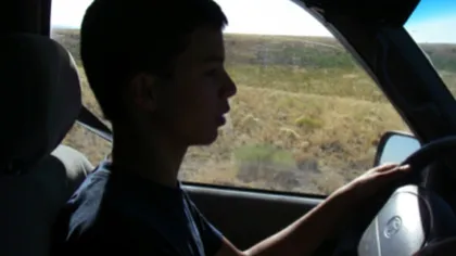 Inconştienţă incredibilă pe şosea. Un copil de 11 ani, încurajat de tatăl său să şofeze