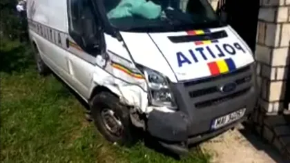 O dubă cu deţinuţi, implicată într-un accident în Bacău. Două persoane au fost rănite